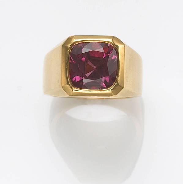 Appraisal: A pink spinel and k gold gent's ring estimated spinel