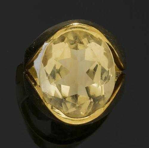 Appraisal: CITRINE RING Yellow gold Decorative ring set with oval citrine