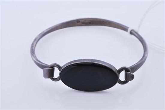 Appraisal: A STERLING SILVER AND ONYX BRACELET