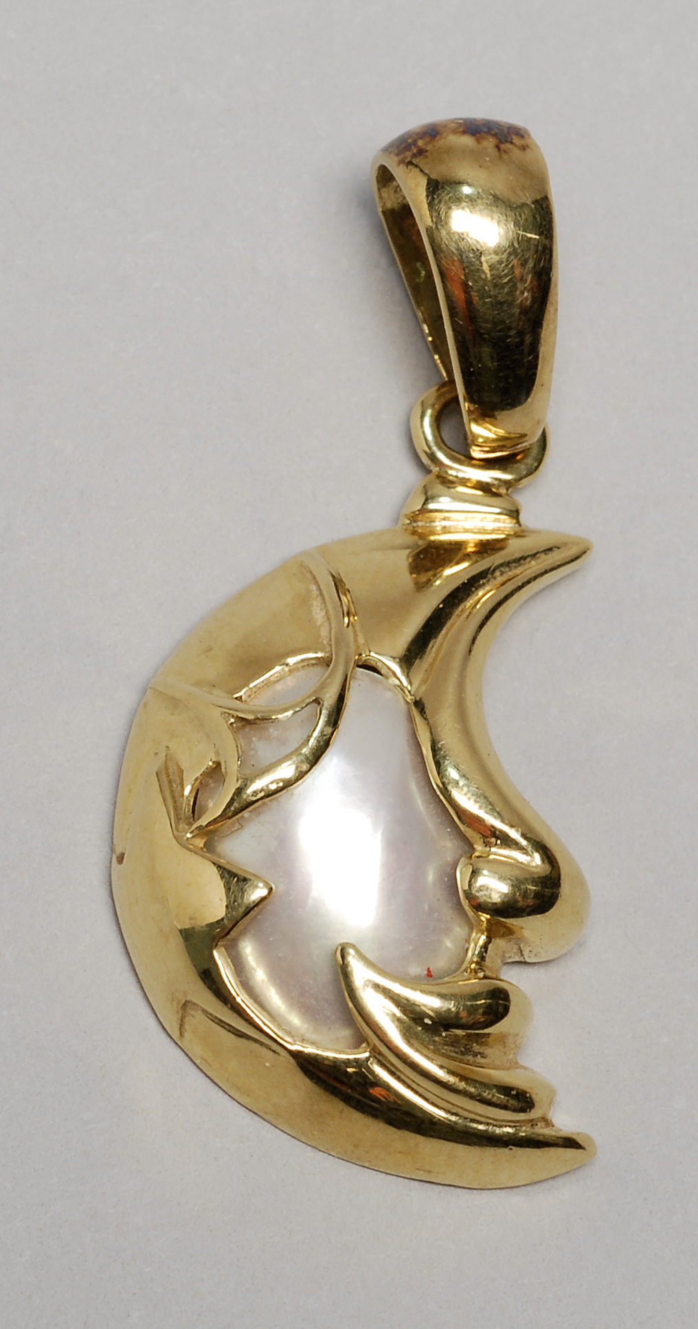 Appraisal: KT GOLD AND PEARL PENDANT In the form of a