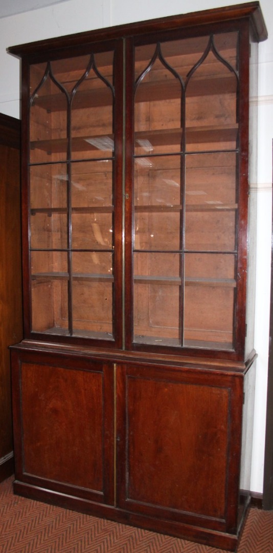 Appraisal: An early thC mahogany library bookcase the upper section with