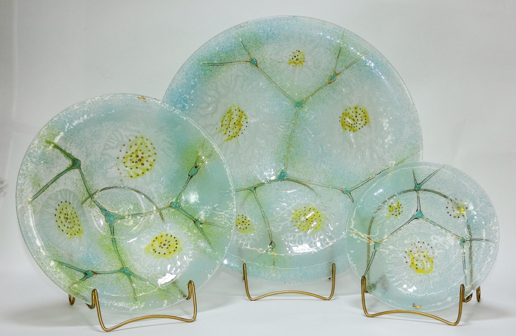 Appraisal: HIGGINS MCM DAINTY WHITE FLOWER ART GLASS BOWLS United States