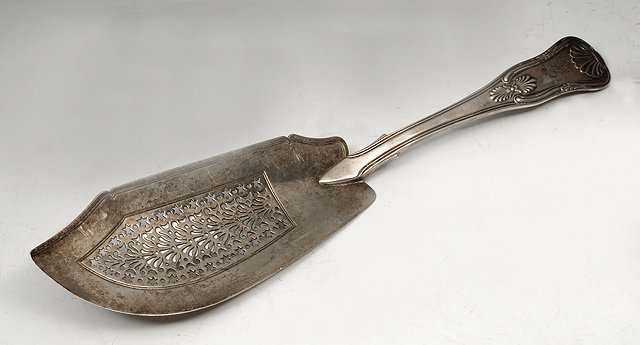 Appraisal: A TH CENTURY SILVER SHELL PATTERN FISH SLICE with pierced