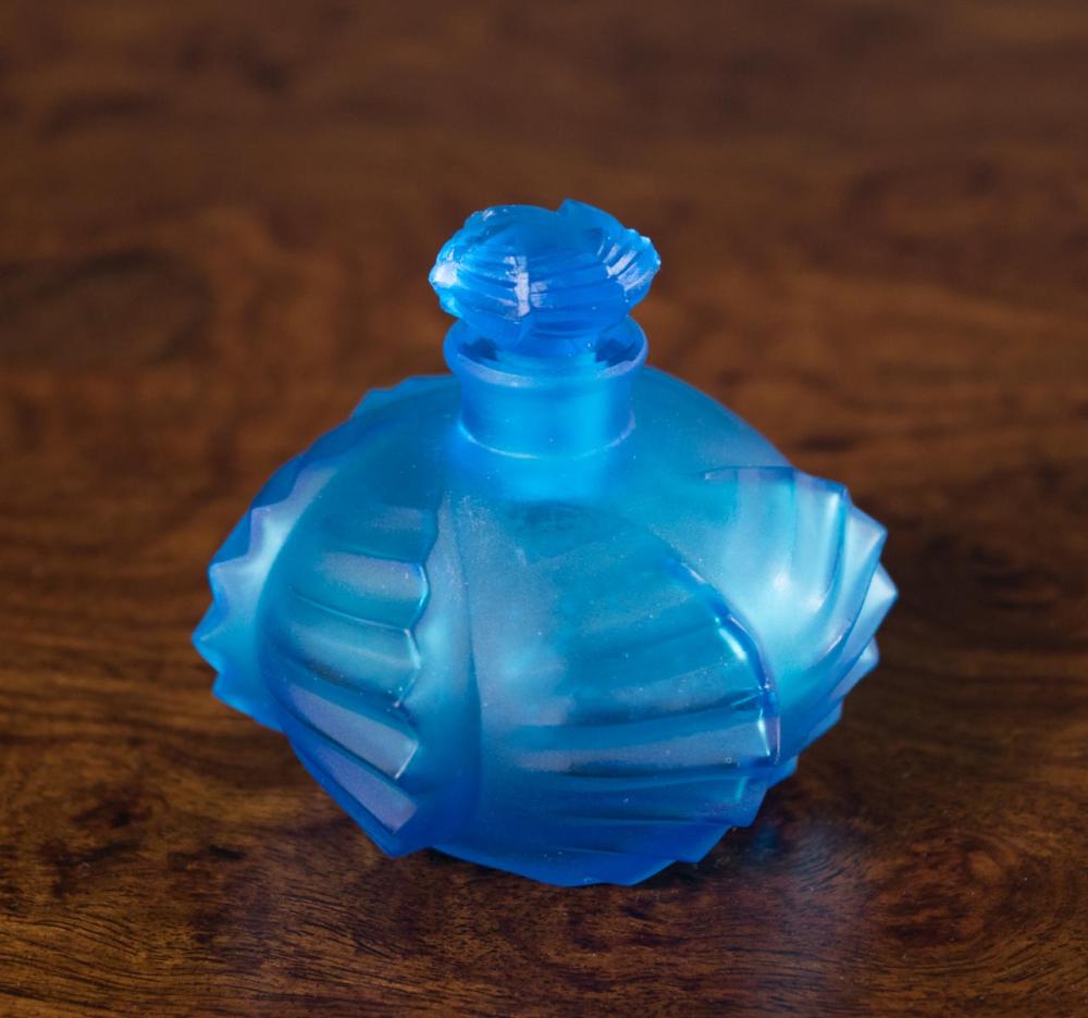 Appraisal: FRENCH LALIQUE ELECTRIC BLUE GLASS 'CAMILLE' PERFUME BOTTLE engraved R