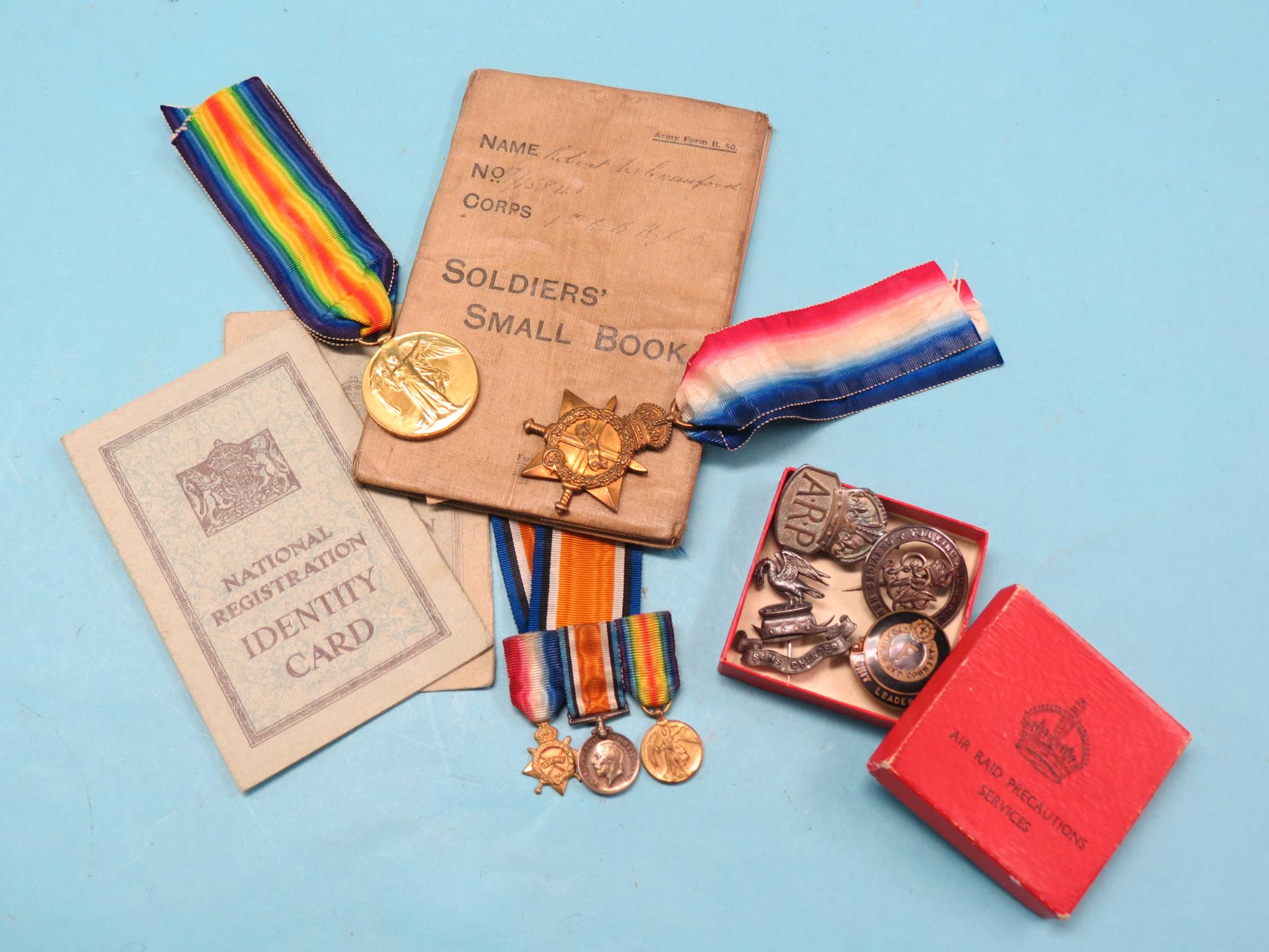 Appraisal: A pair of WWI medals to Pte R N Crawford