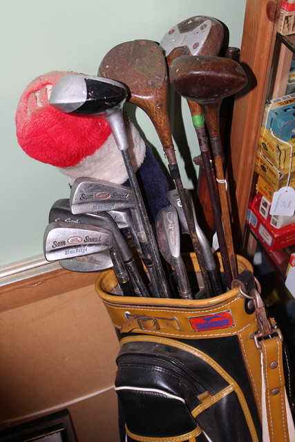 Appraisal: A SET OF GOLF CLUBS in a bag