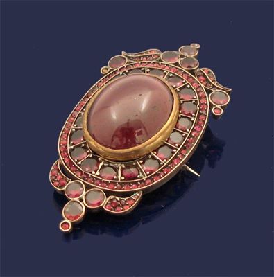 Appraisal: A Victorian garnet cluster brooch