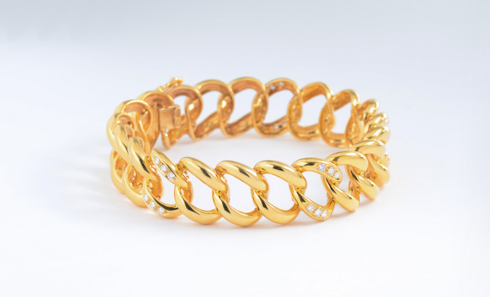 Appraisal: ITALIAN K GOLD LINK BRACELET With a subtle sparkle from