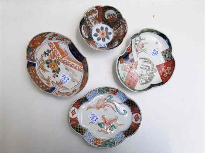 Appraisal: FOUR JAPANESE IMARI PORCELAIN BOWLS a bat-shaped sushi bowl ''