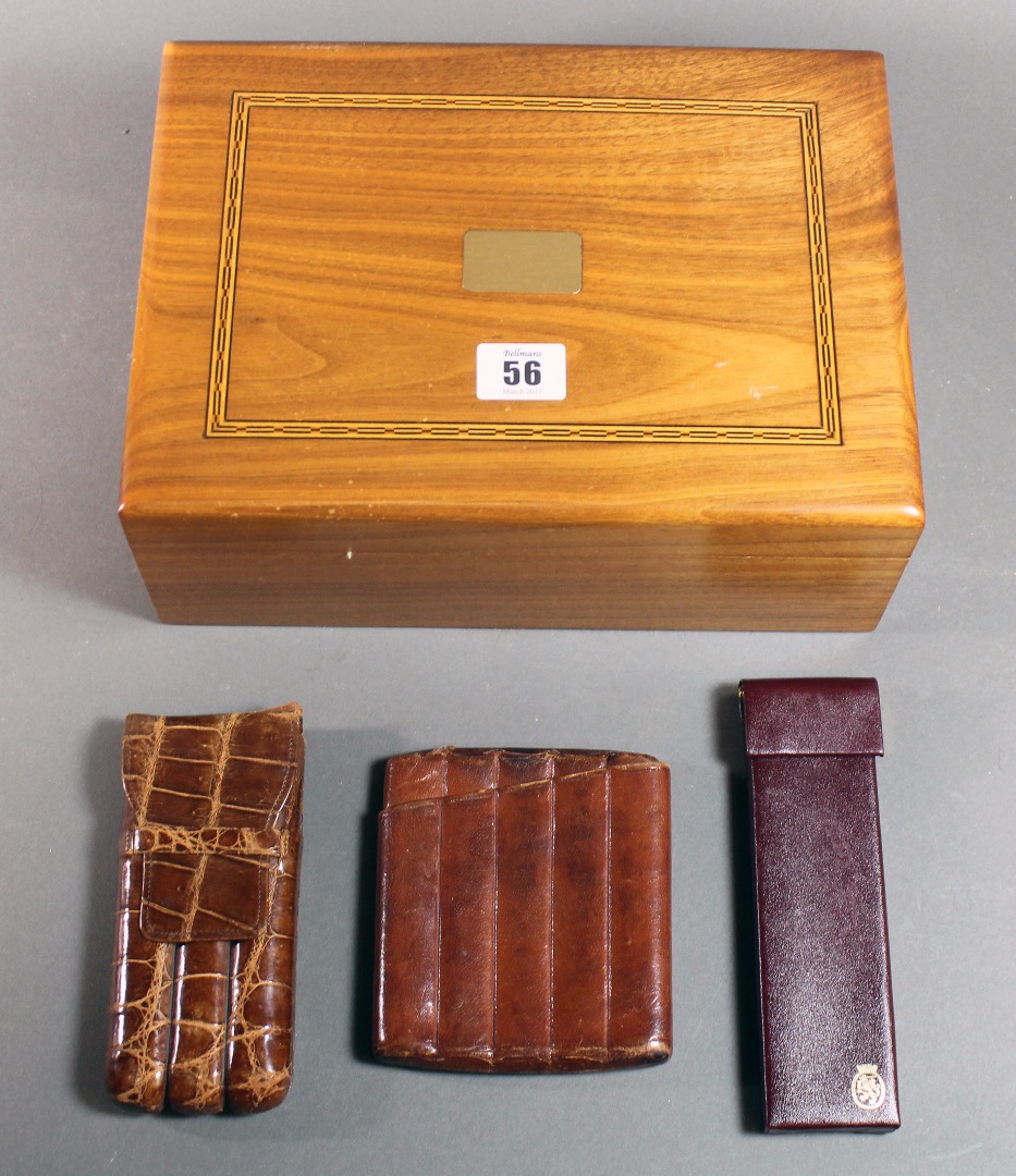 Appraisal: A contemporary walnut humidor cigar box the hinged cover with