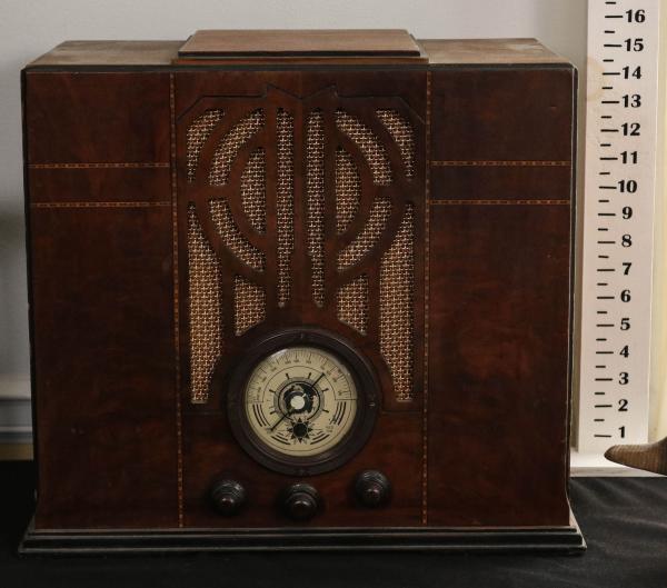 Appraisal: A S ZENITH WOOD CASE TABLET TOP RADIOThe nice example