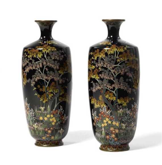 Appraisal: PAAR CLOISONN -VASEN Japan Meiji-Periode H cm Auf tiefschwarzem Grund