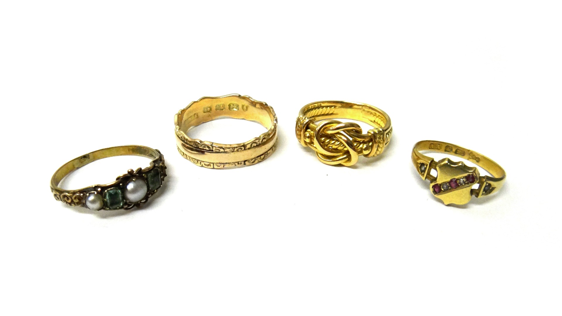 Appraisal: A Victorian ct gold ring in an entwined knot and