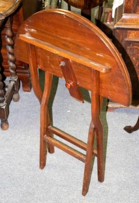 Appraisal: A circular mahogany coaching table cm diameter