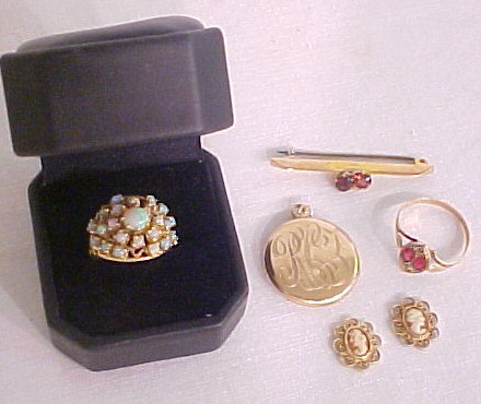 Appraisal: Jewelry five pieces including one K yellow gold opal cluster