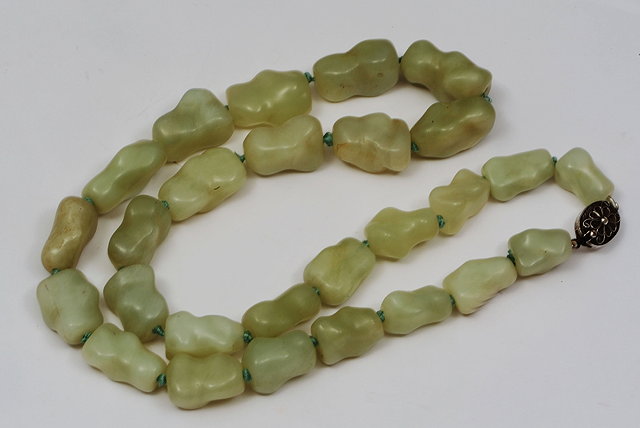 Appraisal: A CHINESE JADE 'PEBBLE' NECKLACE cm long