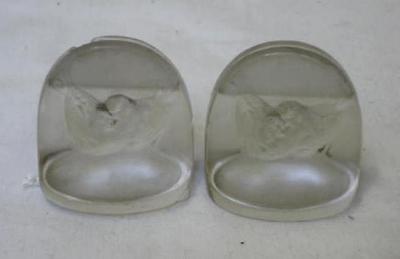 Appraisal: A PAIR OF LALIQUE FROSTED GLASS MENU HOLDERS of arched