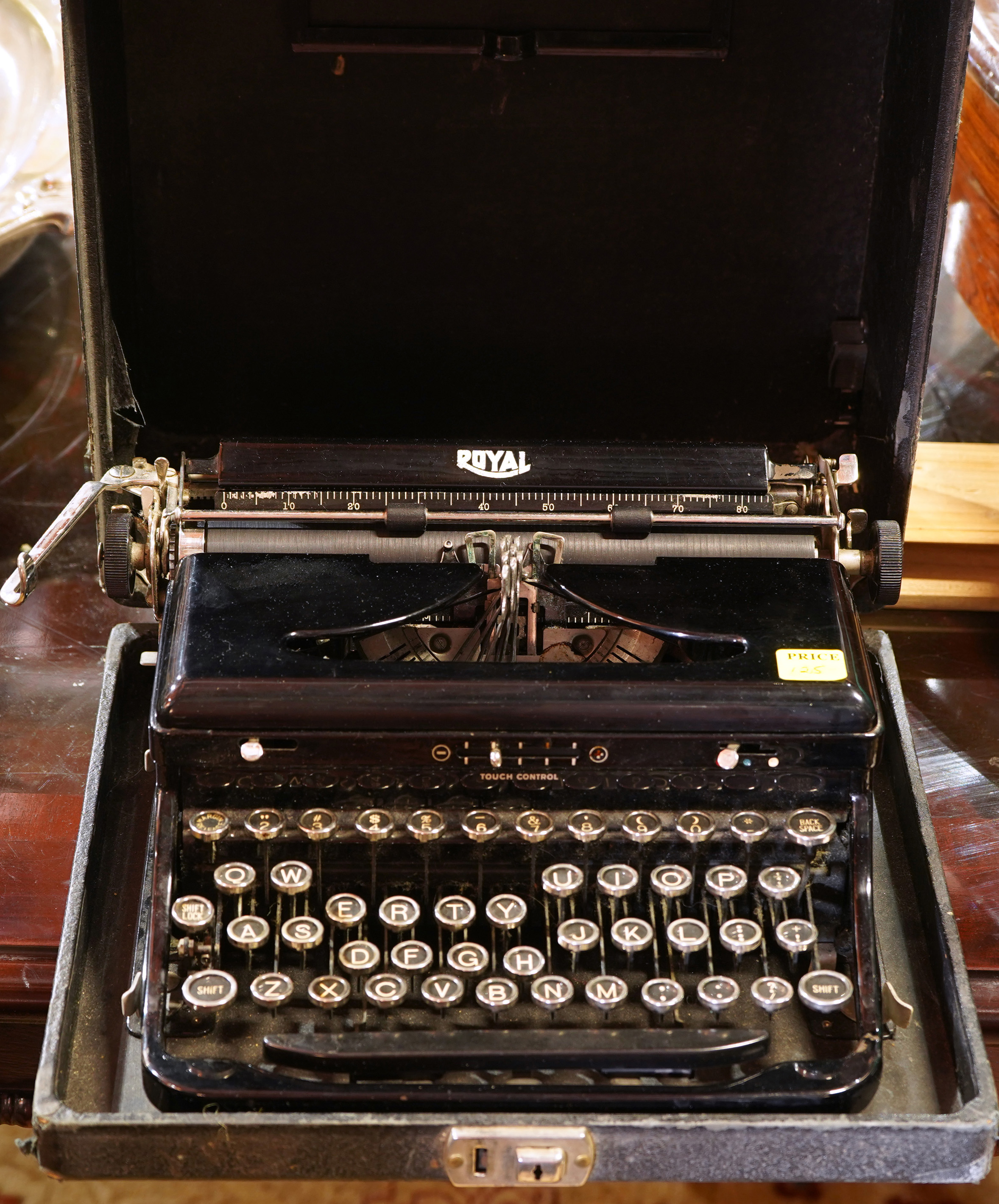 Appraisal: ROYAL MANUAL TYPEWRITER IN CASE Royal Manual typewriter in case