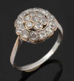 Appraisal: ANTIQUE DIAMOND FLOWER CLUSTER RING TOTALLING APPROXIMATELY CTS IN CT