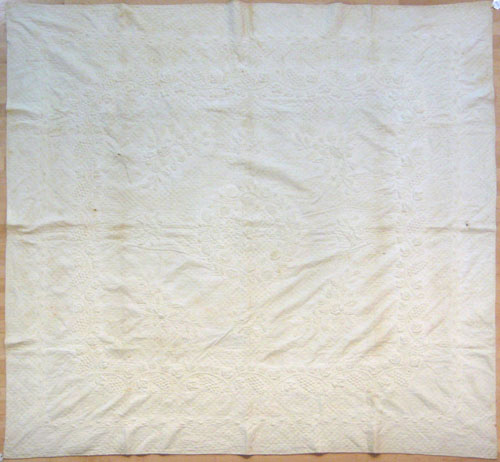 Appraisal: Pennsylvania white quilt early th c with trapunto grapevine floral