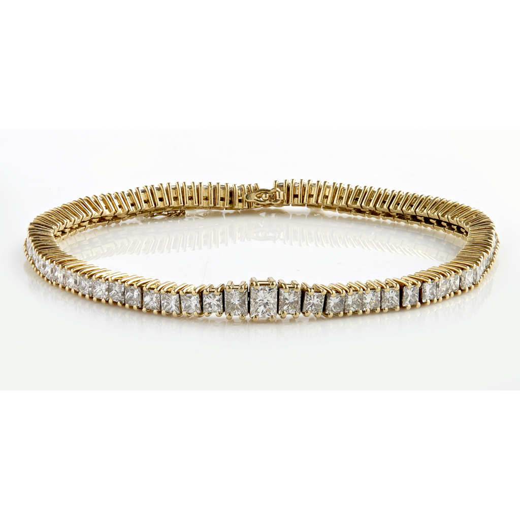 Appraisal: A diamond set line bracelet claw set with a single