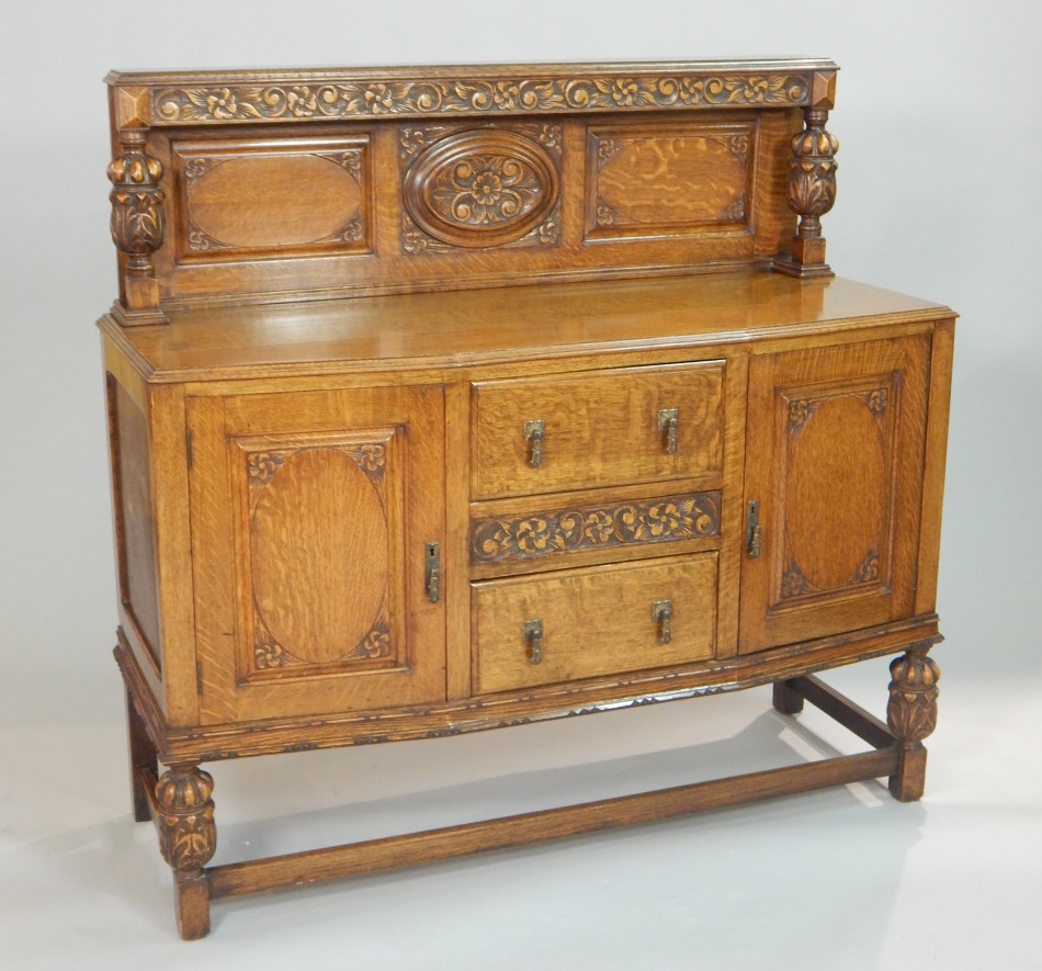 Appraisal: An early thC oak sideboard in thC style the raised