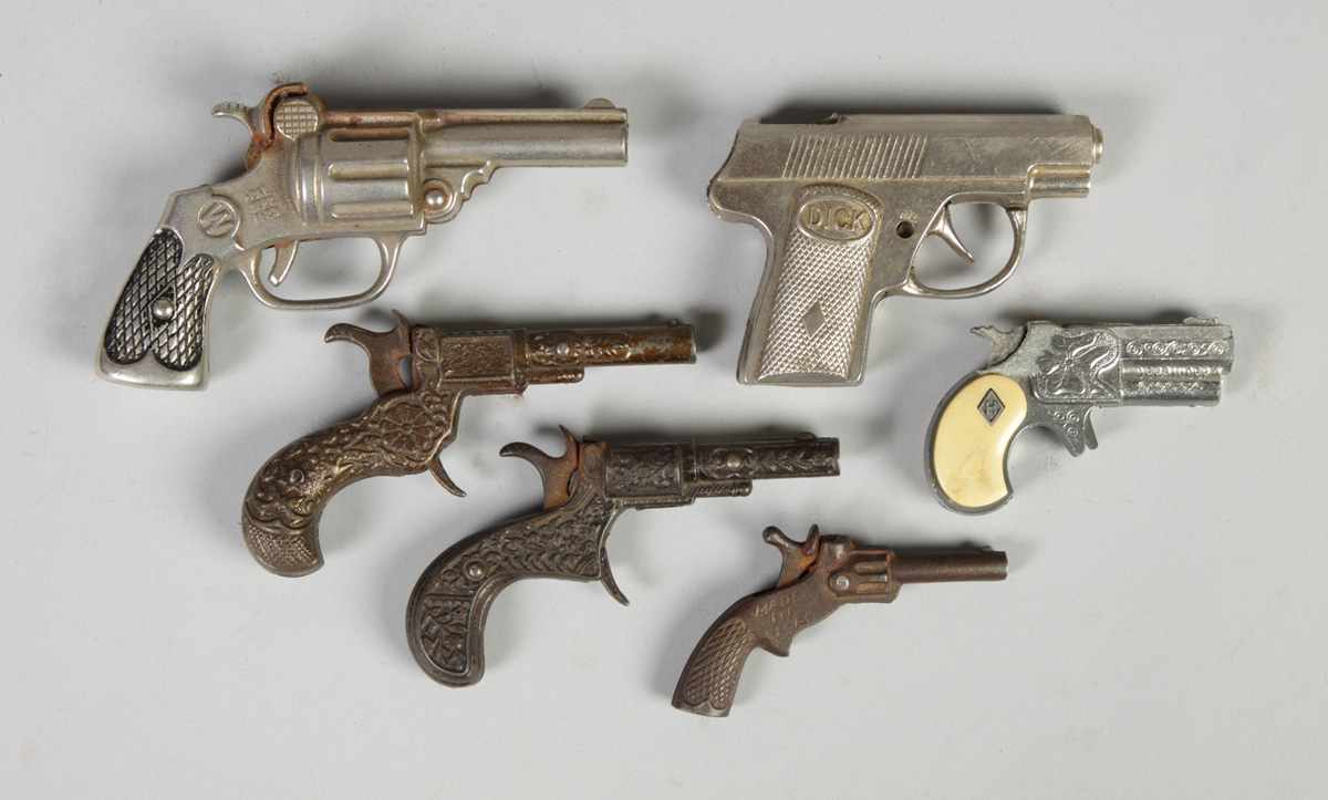 Appraisal: Cap Guns Marked Bulldog King Yank Plunk Dick Derringer Max