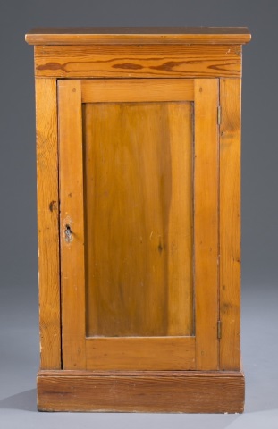 Appraisal: th c Southern Cupboard Yellow pine and poplar Single blind