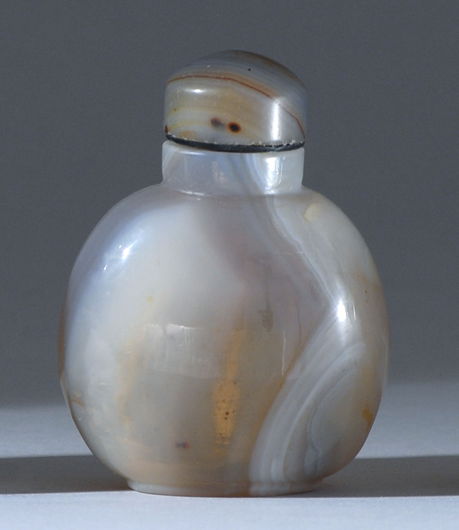 Appraisal: AGATE SNUFF BOTTLE Late th CenturyIn ovoid form with cream