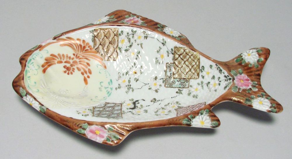 Appraisal: KUTANI PORCELAIN FISH-FORM DISH Circa With allover floral decoration on