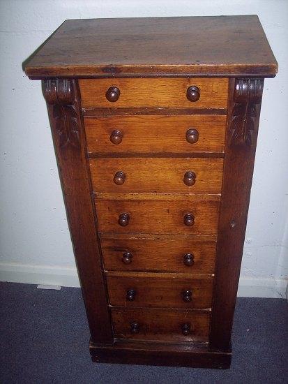 Appraisal: A Victorian oak Wellington chest of seven graduated drawers cm