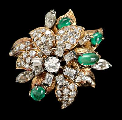 Appraisal: Floral cluster diamond emerald ring set with diamonds total estimated