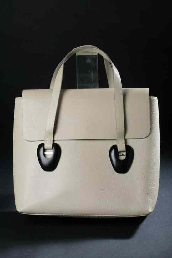 Appraisal: GUCCI CREAM LEATHER HANDBAG s Matching suede interior side zippered