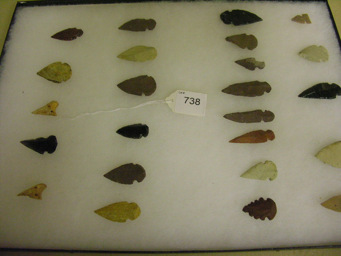 Appraisal: NATIVE AMERICAN ARROWHEADS Points measure to