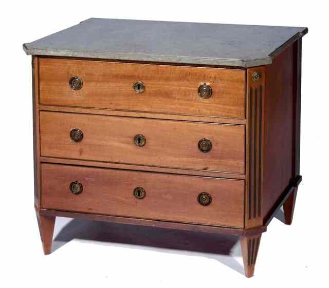 Appraisal: AN EARLY TH CENTURY SWEDISH MAHOGANY SMALL COMMODE with green