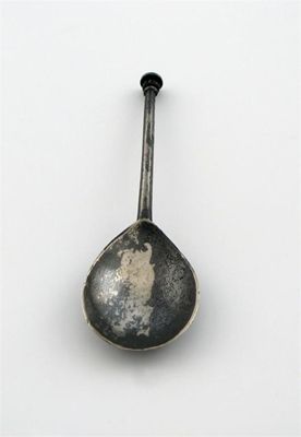 Appraisal: A small seal top spoon unmarked probably th century with