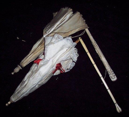 Appraisal: A lady's cream silk parasol with carved ivory handle and