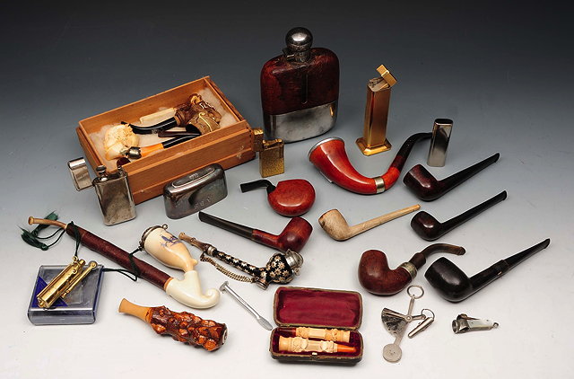 Appraisal: A COLLECTION OF SMOKING EQUIPMENT TO INCLUDE three old Meerschaum