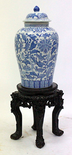 Appraisal: A LATE TH CENTURY CHINESE BLUE AND WHITE PORCELAIN VASE