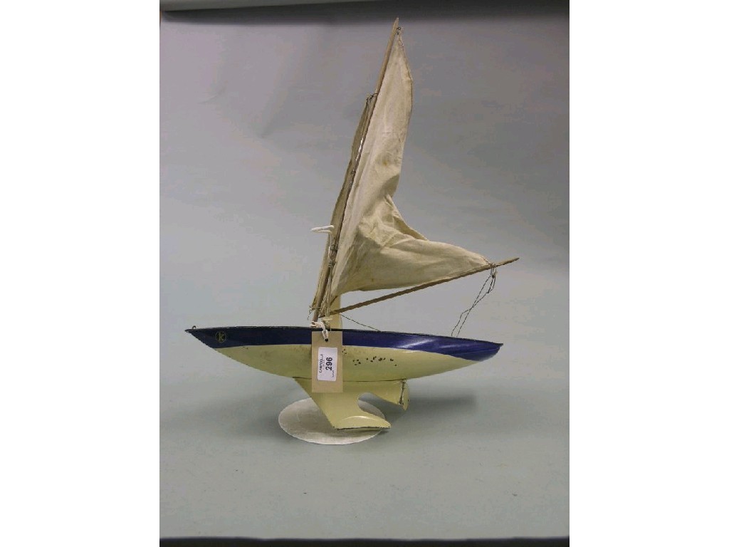 Appraisal: A Tri-Ang Toys tin-plate pond yacht featuring mast and boom