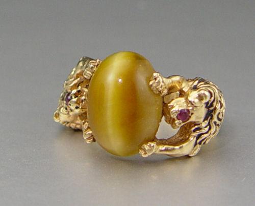 Appraisal: K TIGER EYE QUARTZ LION MOTIF RING K yellow gold