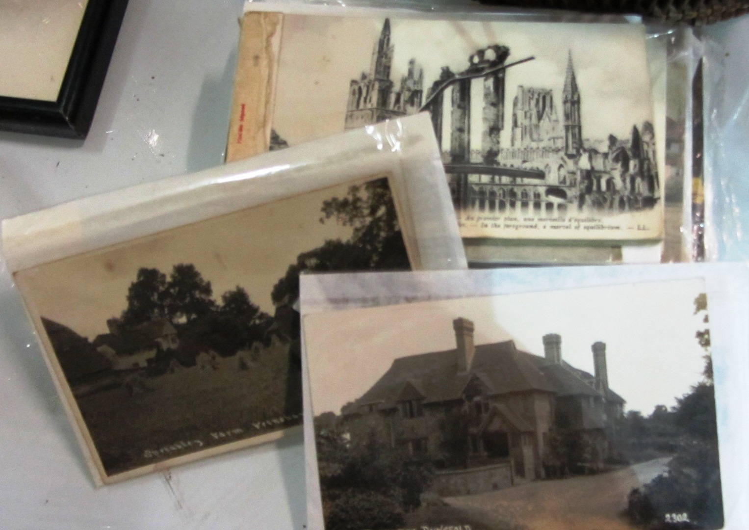 Appraisal: A quantity of black and white postcards