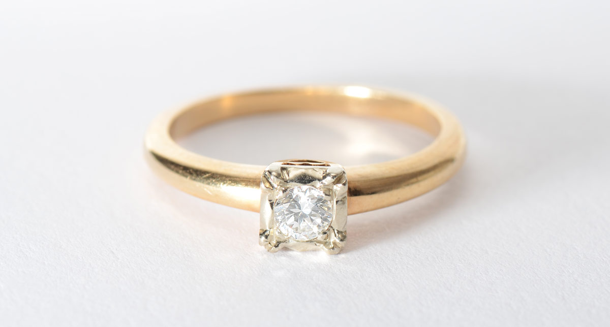 Appraisal: DIAMOND SOLITAIRE ENGAGEMENT RING K yellow gold ring contains one