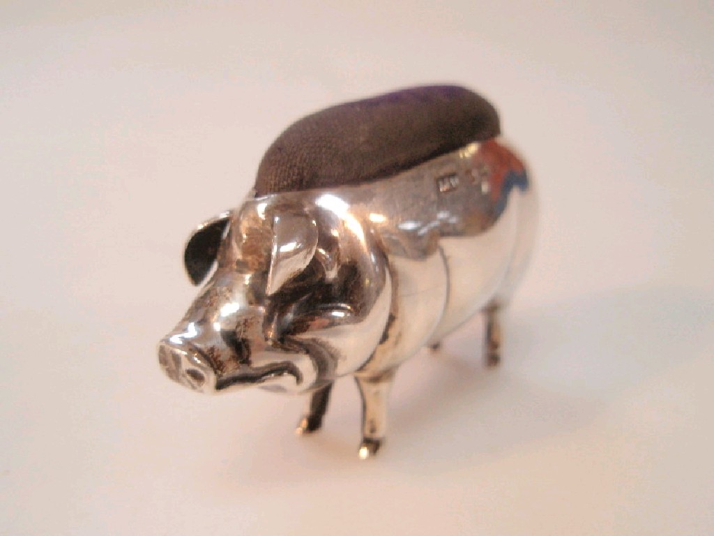 Appraisal: An early George V silver pen-wipe pig pin cushion by