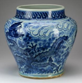 Appraisal: Large Chinese 'dragon motif' jar h Chinese blue and white