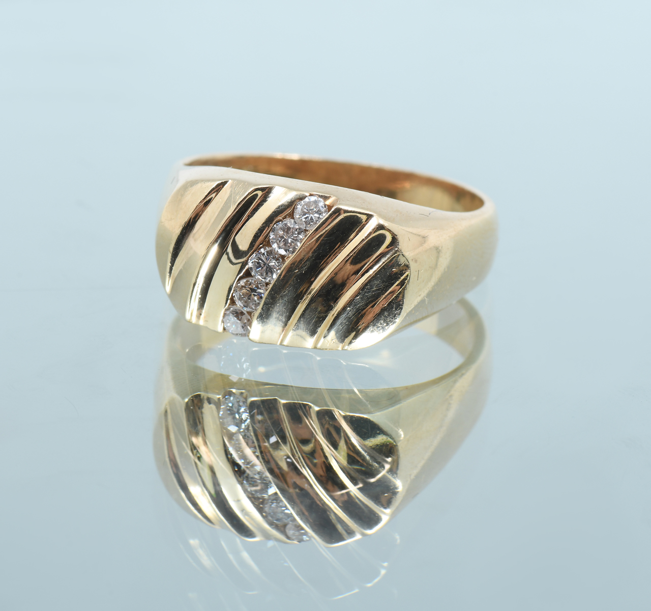 Appraisal: GENTS K RIBBED DIAMOND RING Vintage K yellow gold ribbed