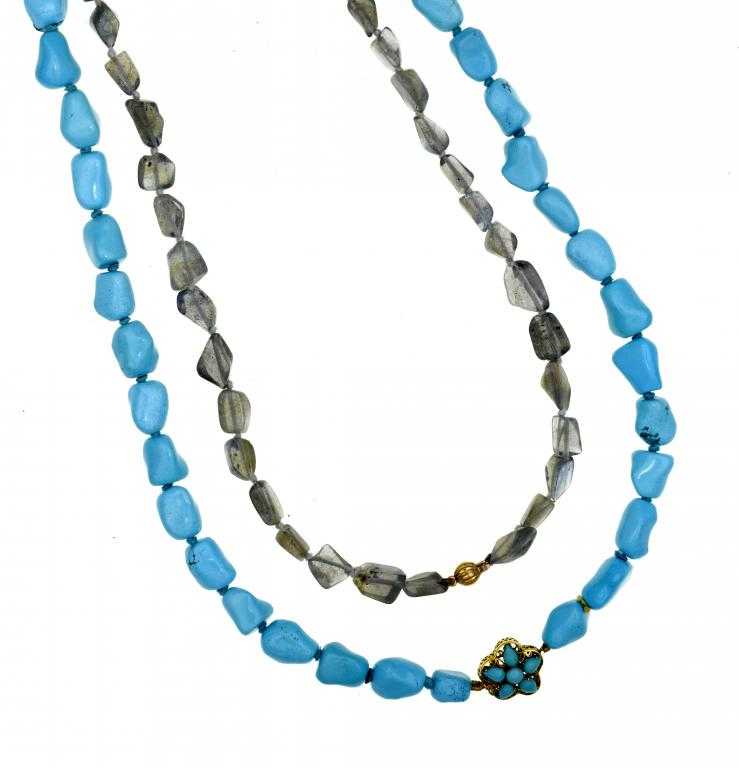 Appraisal: A TURQUOISE PEBBLE NECKLACE with turquoise set gold clasp and