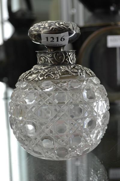 Appraisal: A STERLING SILVER MOUNTED CRYSTAL SCENT BOTTLE SOME MINOR DENTS