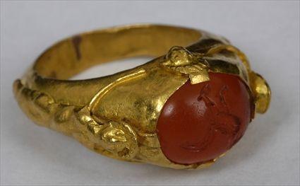 Appraisal: PERSIAN GOLD RING SET WITH A ROMAN CARNELIAN INTAGLIO Size