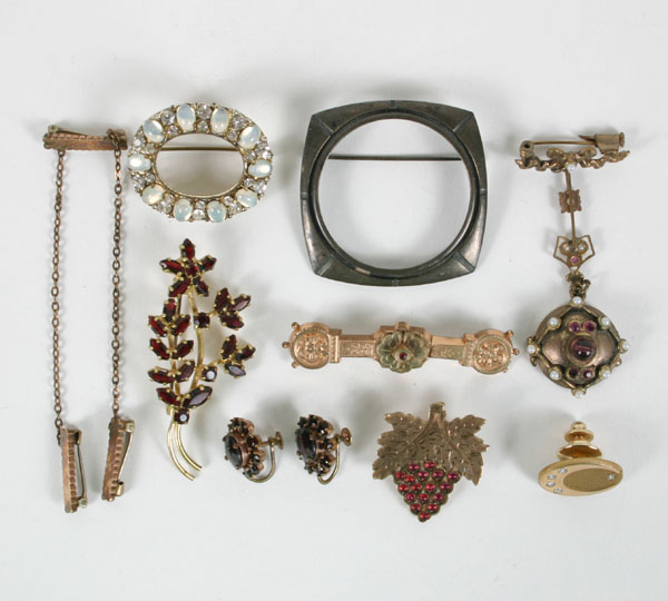 Appraisal: Victorian and later jewelry pc assortment including a locket pin